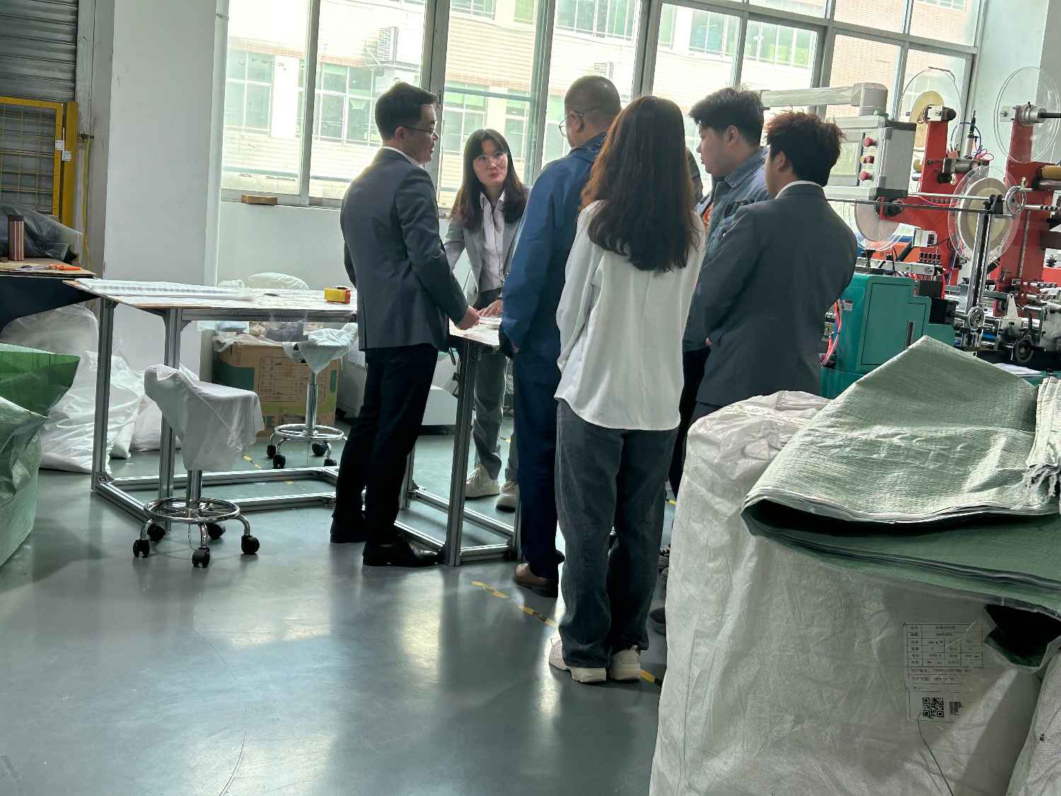 國際合作伙伴深度考察，共謀發(fā)展 —— 外國客戶訪問久信達(dá)科技生產(chǎn)車間(圖3)