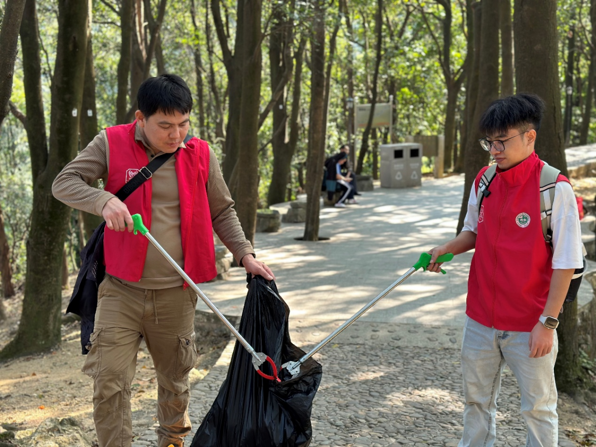 守護(hù)綠水青山，久信達(dá)環(huán)保袋義工點亮陽臺山(圖1)