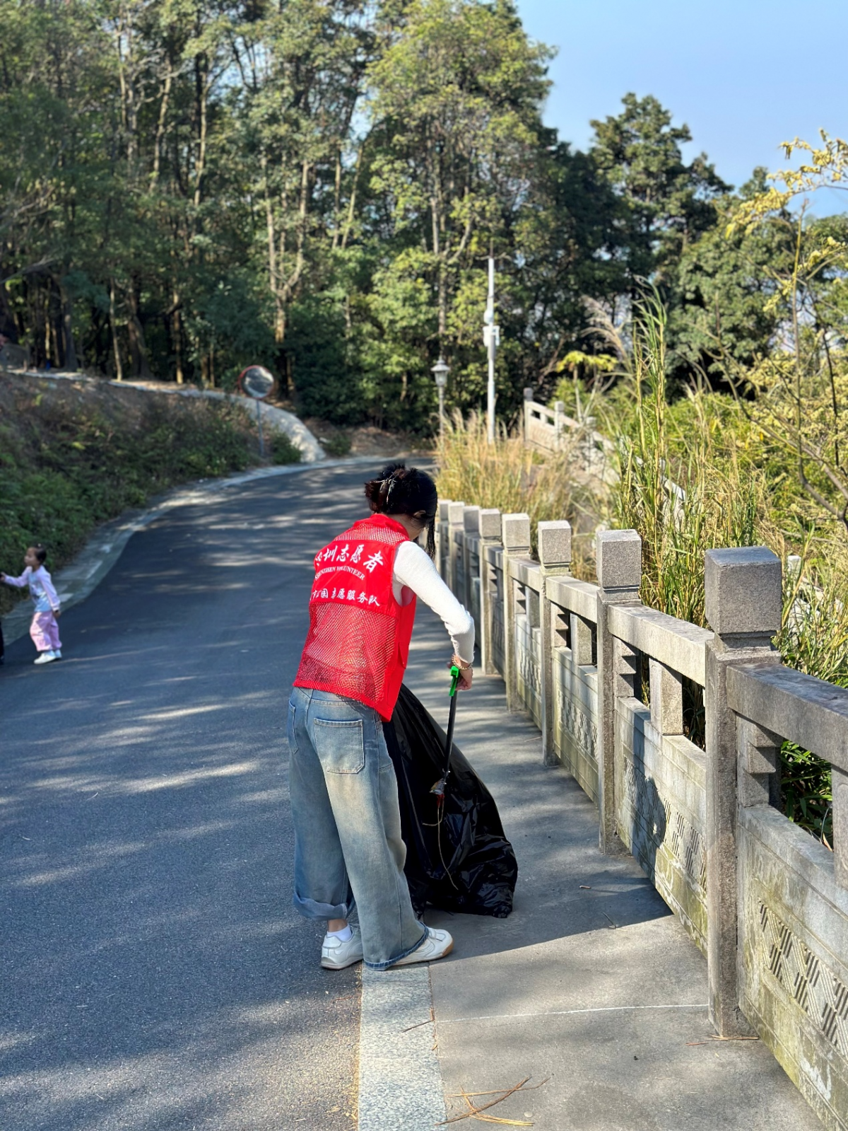 守護(hù)綠水青山，久信達(dá)環(huán)保袋義工點亮陽臺山(圖2)